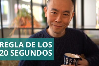 Hombre sonriente sentado en un interior sosteniendo una taza junto a un rótulo que dice LA REGLA DE LOS 20 SEGUNDOS, con la pregunta Qué hábitos debo adquirir.