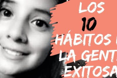 Retrato en blanco y negro de una joven sonriendo junto a un diseño coral con texto que plantea Qué hay que hacer para tener éxito