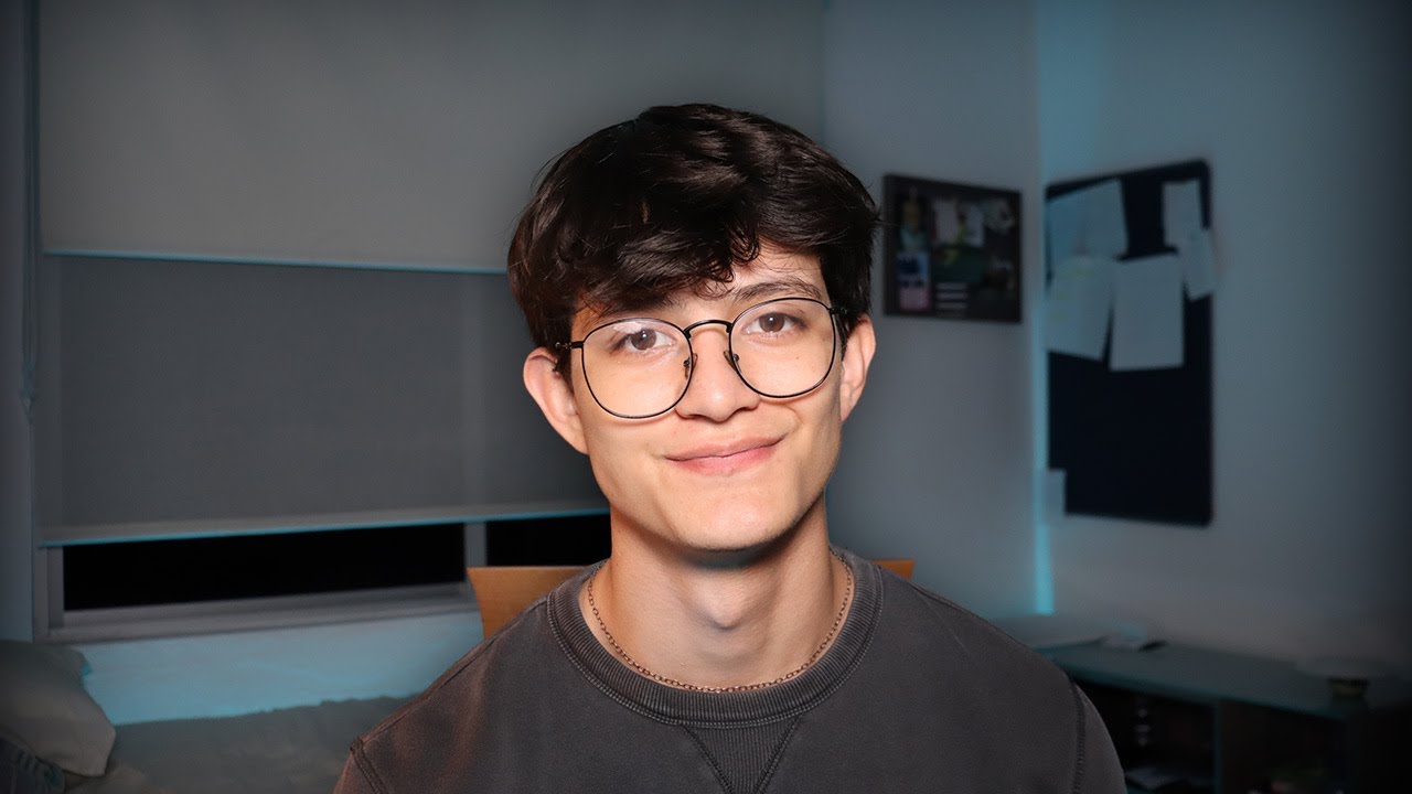 Persona joven con gafas sonriendo en una habitación tranquila, Qué hacer para no perder a la persona que amas