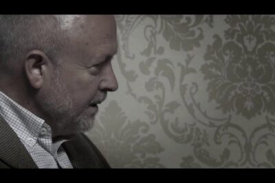 Persona reflexionando sobre cuáles son los hábitos para ser feliz en un ambiente íntimo