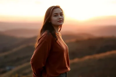 Persona sonriente con brazos abiertos