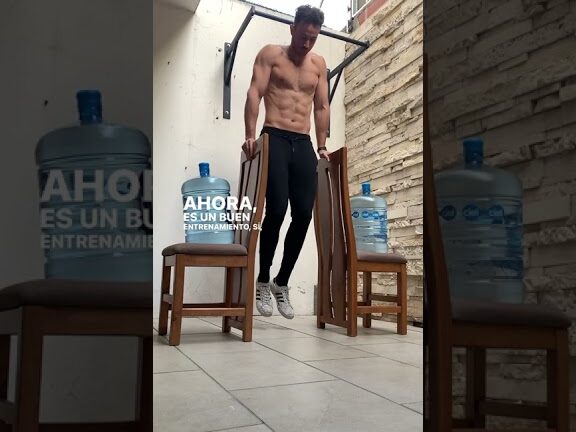 Cuánto tiempo tiene que durar una rutina de ejercicio en casa usando sillas y botellones de agua.