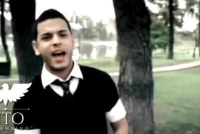 Imagen de un hombre que se trabaja en el amor propio en un parque