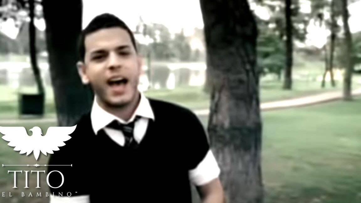 Imagen de un hombre que se trabaja en el amor propio en un parque