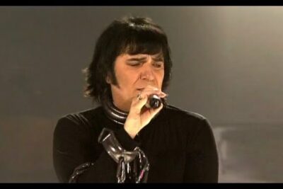 Cantante interpretando una melodía, símbolo de Cómo hacer una fortuna desde cero.