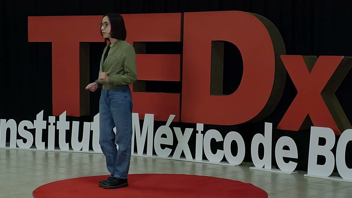 Cómo iniciar el gusto por la lectura conferencia en TEDx con oradora en escenario