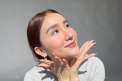 Cómo aprender a ser feliz estando sola con una actitud positiva y sonriente