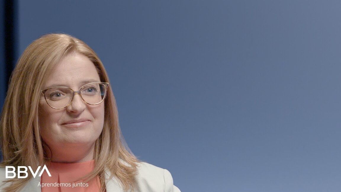 Mujer reflexionando sobre qué es mejor ser inteligente o listo