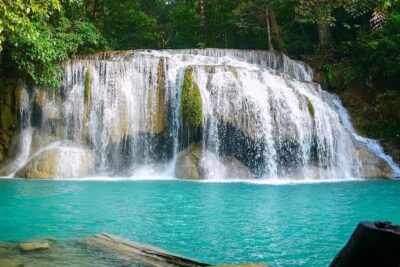 Qué hábitos debo adquirir para obtener éxito reflejado en una cascada de agua en medio de la naturaleza