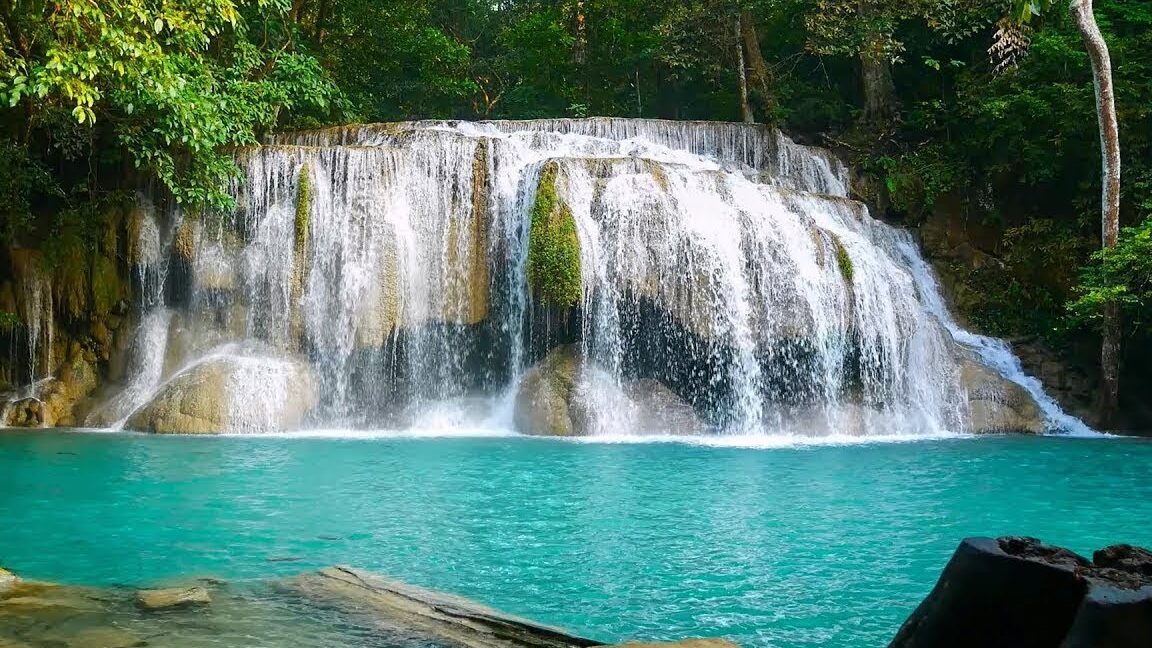 Qué hábitos debo adquirir para obtener éxito reflejado en una cascada de agua en medio de la naturaleza