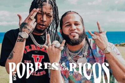 Dos hombres con joyas, cadenas y relojes posan frente al mar y transmiten lujo y estilo mientras despiertan, Qué hacen los ricos en la mañana.