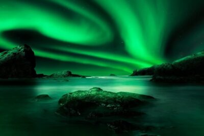 Qué ondas van bien para estudiar en un paisaje de aurora boreal verde