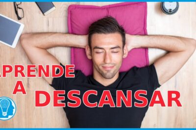 Cómo saber que el cuerpo necesita descansar, hombre relajado con tablet y café