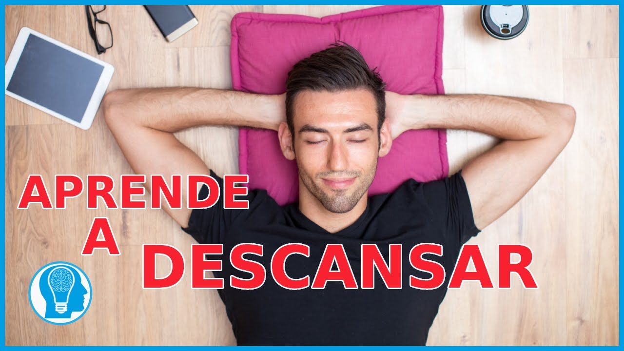 Cómo saber que el cuerpo necesita descansar, hombre relajado con tablet y café